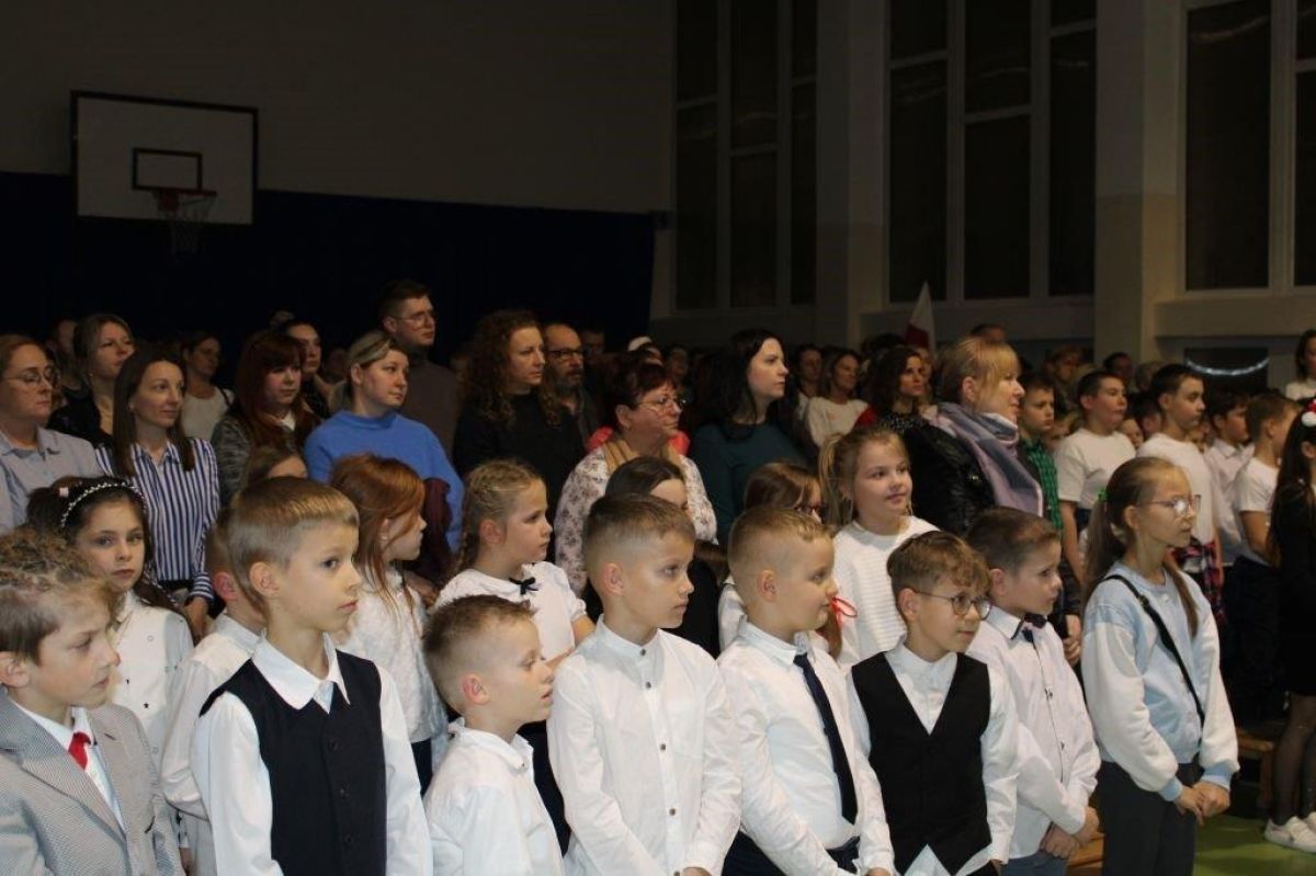 DZIECI SPIEWAJĄCE PODCZAS KONCERTU