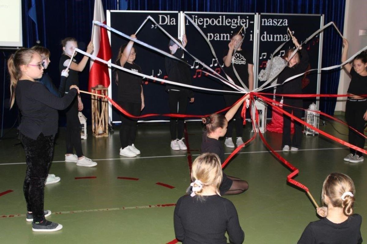 DZIECI SPIEWAJĄCE PODCZAS KONCERTU