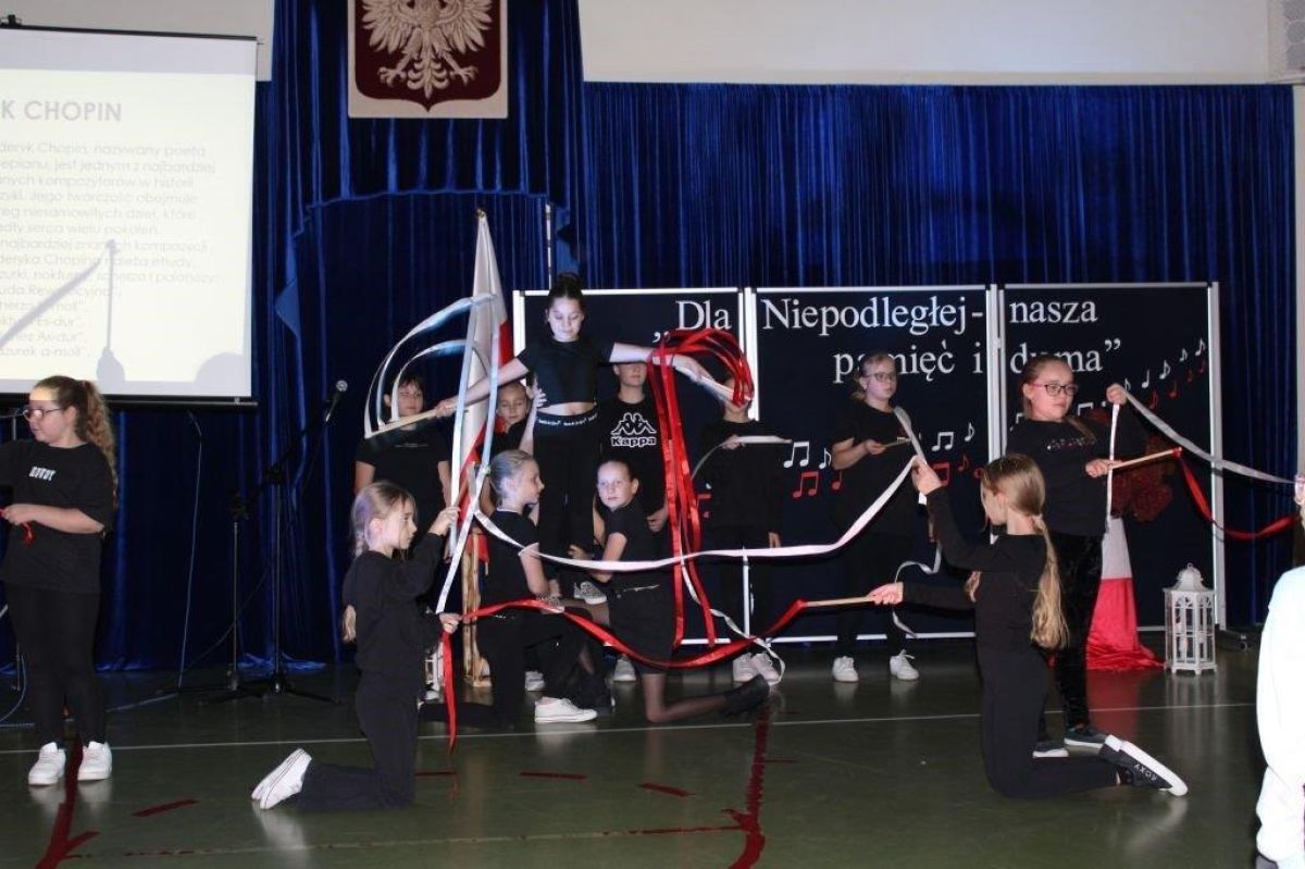 DZIECI SPIEWAJĄCE PODCZAS KONCERTU