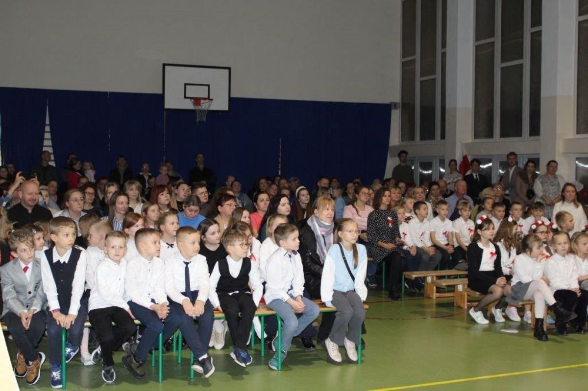 DZIECI SPIEWAJĄCE PODCZAS KONCERTU