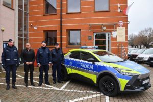 nowy radiowóz i ludzie stojący przed urzędem