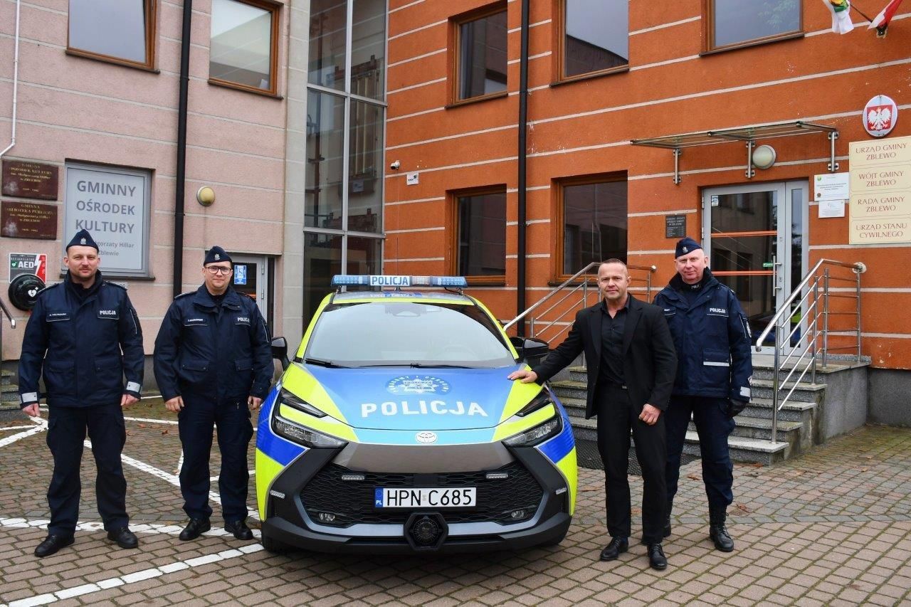 nowy radiowóz stoi przed budynkiem