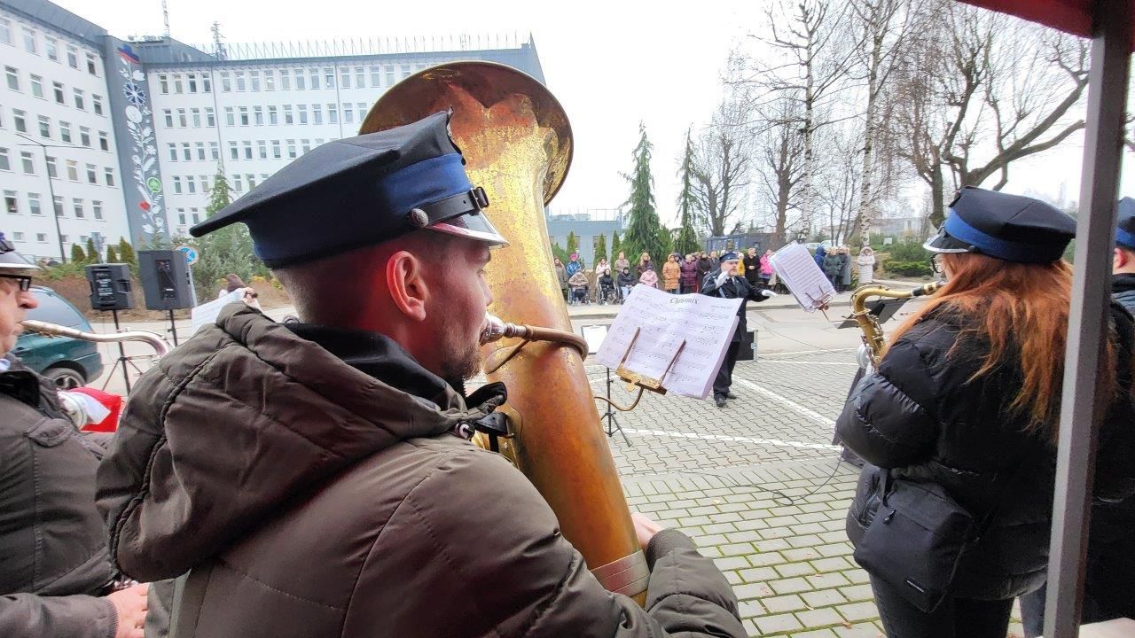 orkiestra gra koncert świąteczny