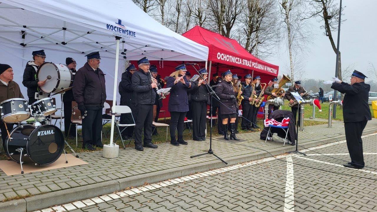 orkiestra gra koncert świąteczny