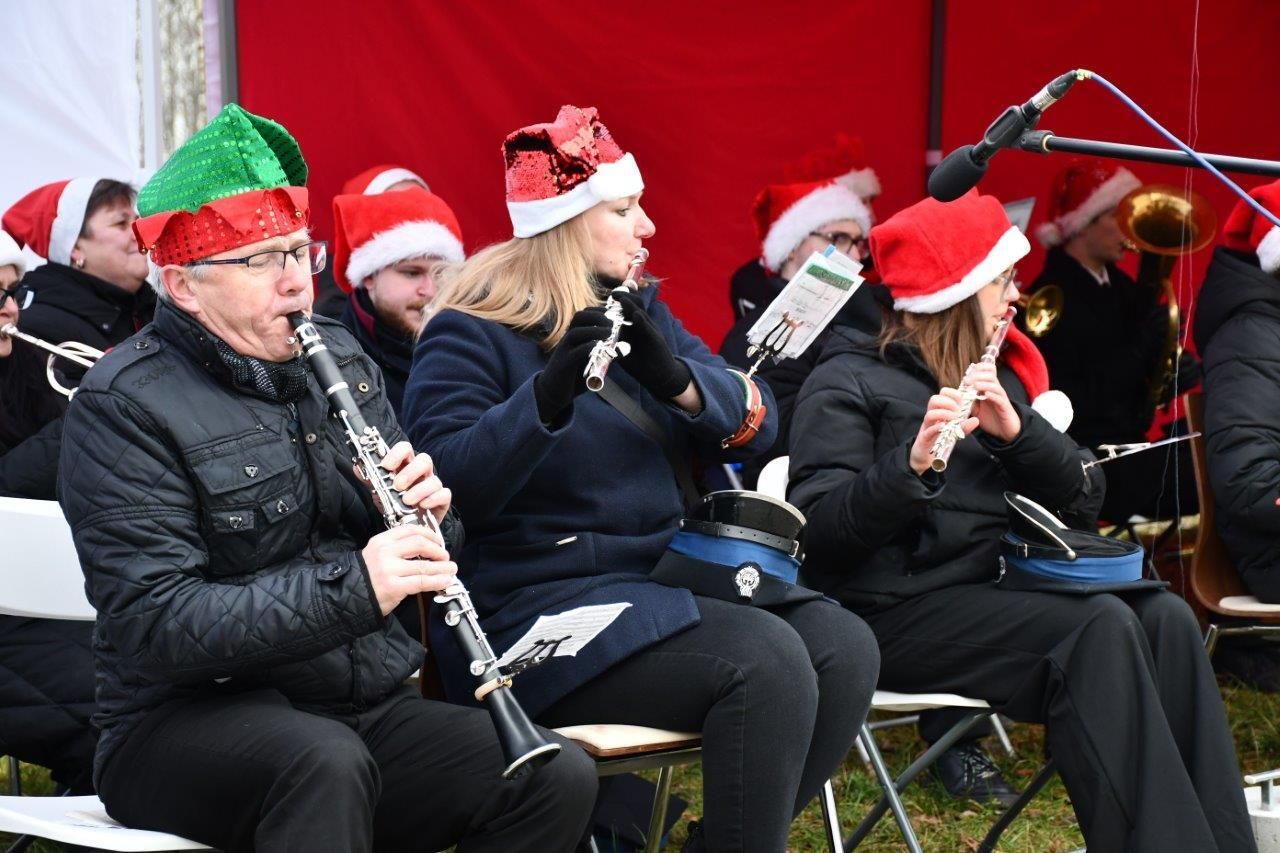 orkiestra gra koncert świąteczny