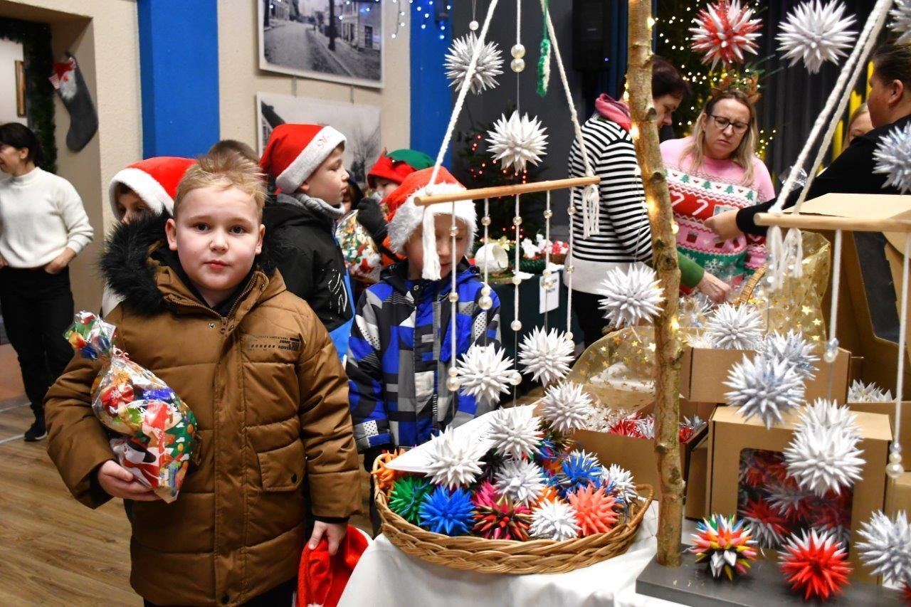 dzieci bawiące sie z mikołajem w ośrodku kultury