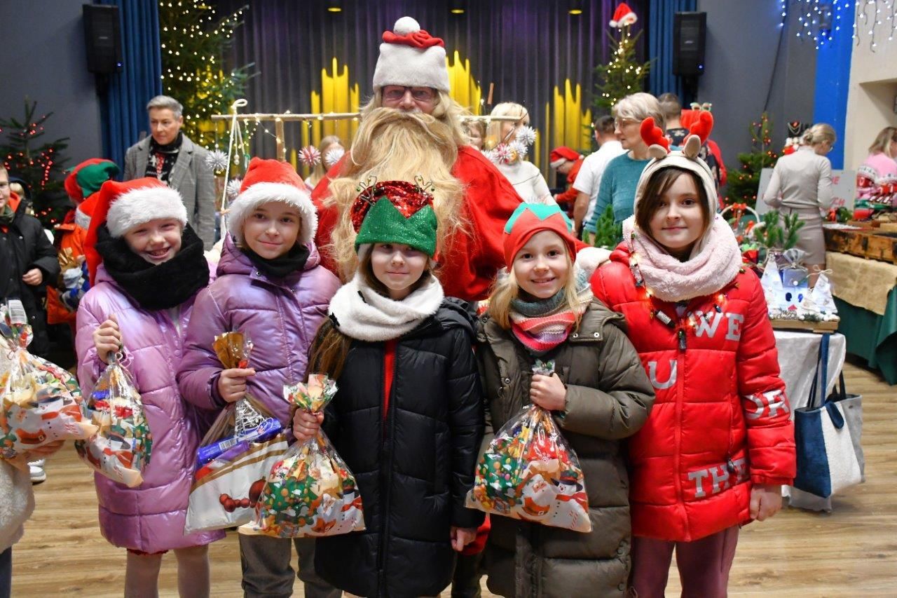 dzieci bawiące sie z mikołajem w ośrodku kultury
