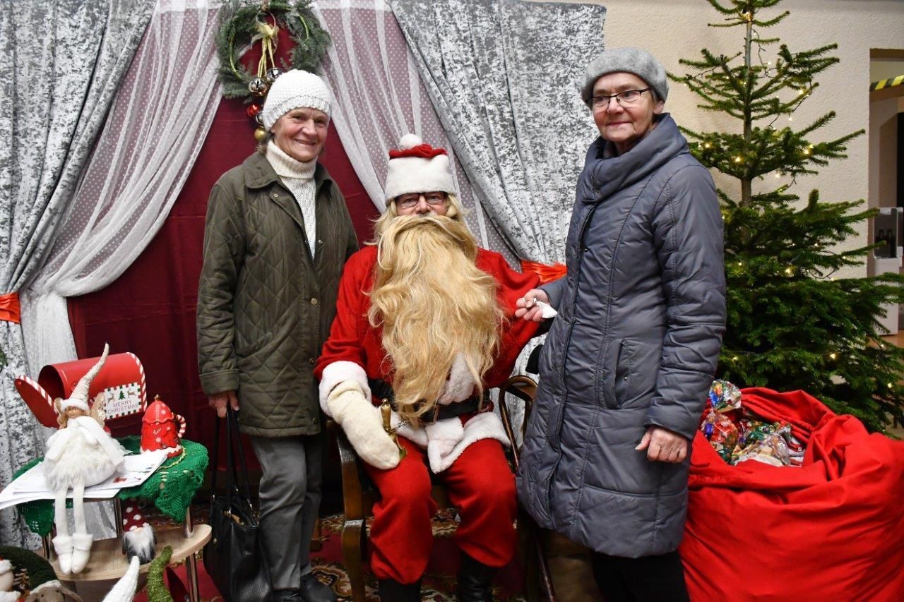 dzieci bawiące sie z mikołajem w ośrodku kultury