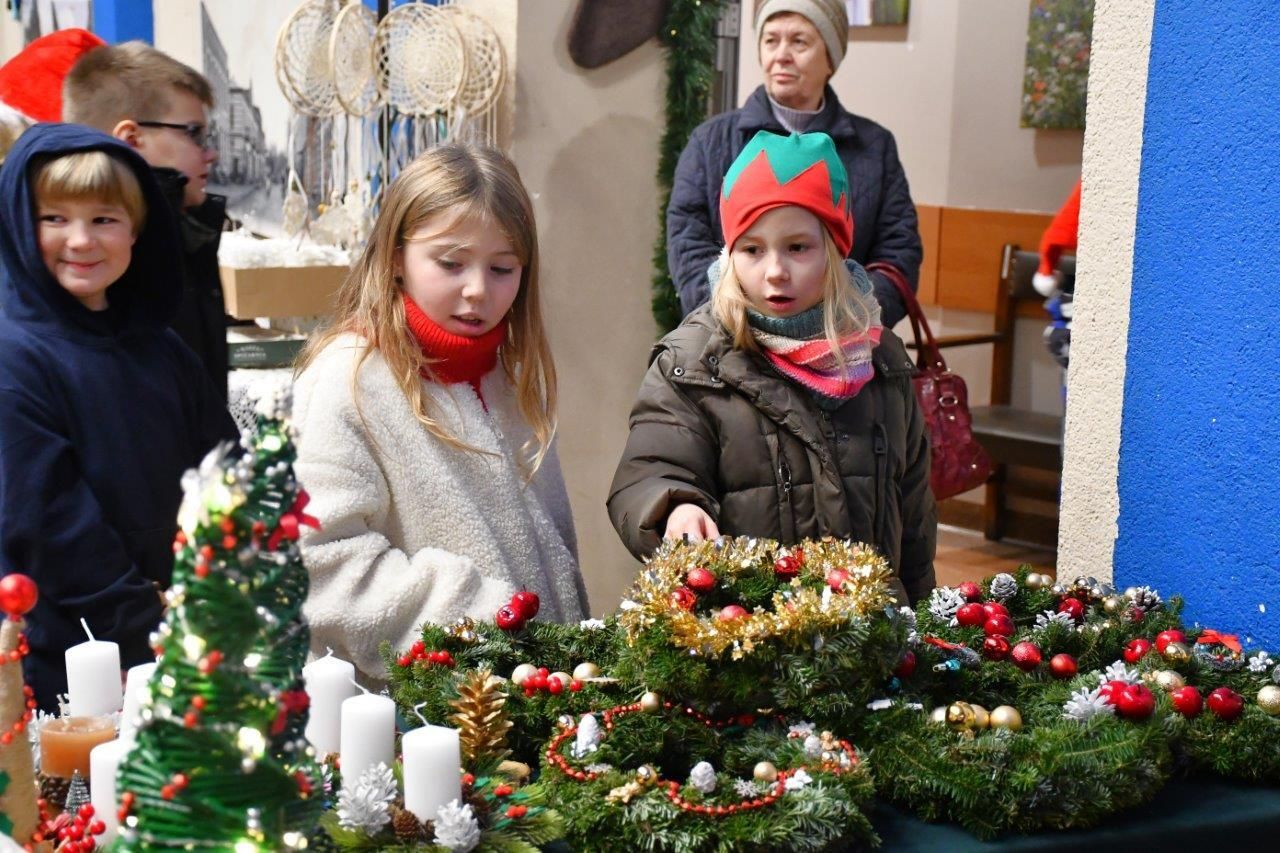 dzieci bawiące sie z mikołajem w ośrodku kultury