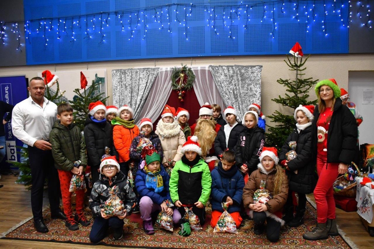 dzieci bawiące sie z mikołajem w ośrodku kultury