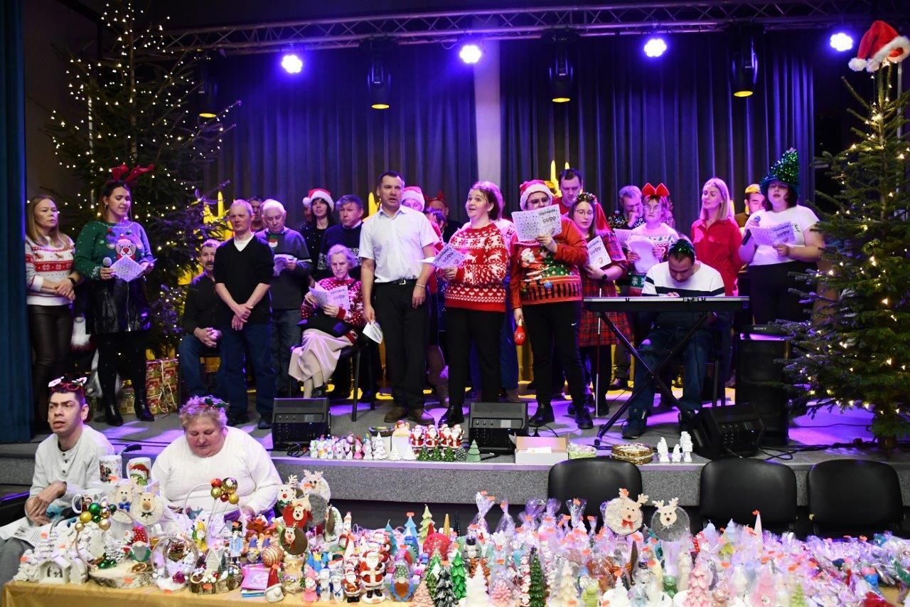 dzieci bawiące sie z mikołajem w ośrodku kultury