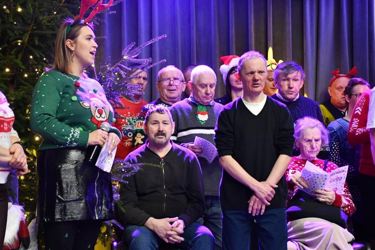 dzieci bawiące sie z mikołajem w ośrodku kultury