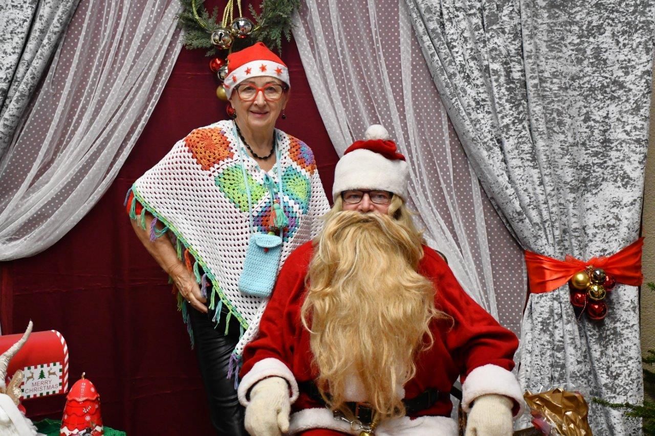 dzieci bawiące sie z mikołajem w ośrodku kultury