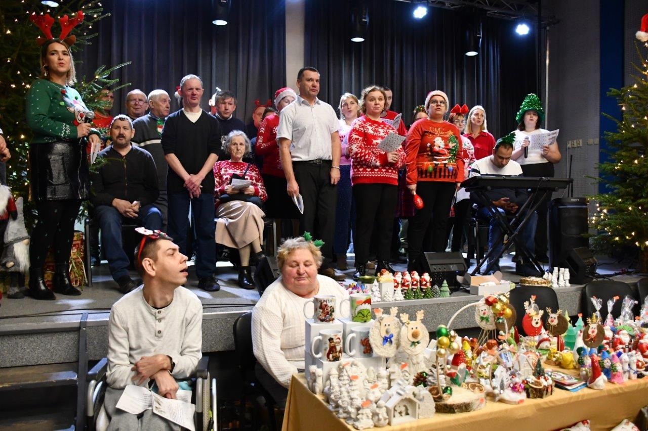 dzieci bawiące sie z mikołajem w ośrodku kultury