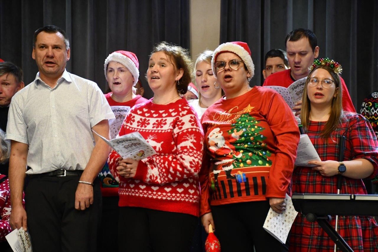 dzieci bawiące sie z mikołajem w ośrodku kultury