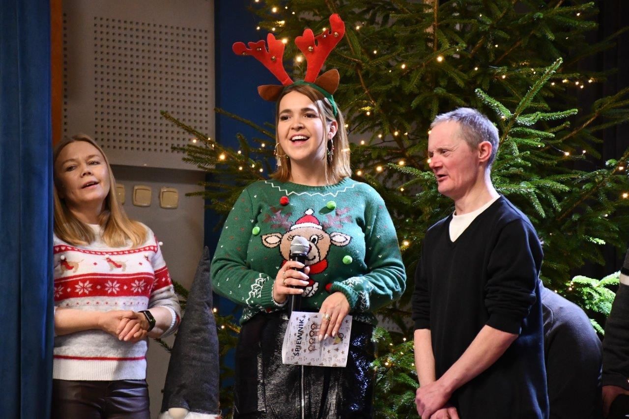 dzieci bawiące sie z mikołajem w ośrodku kultury