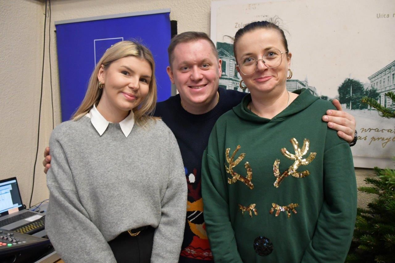 dzieci bawiące sie z mikołajem w ośrodku kultury