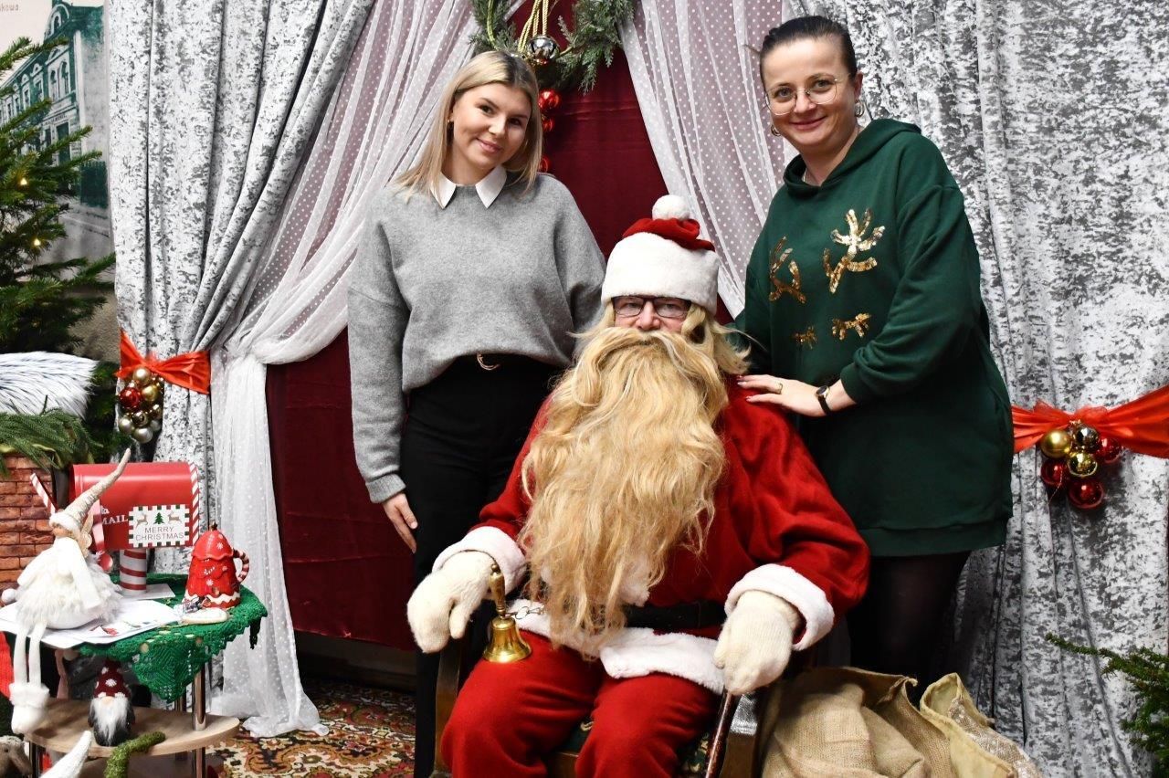 dzieci bawiące sie z mikołajem w ośrodku kultury