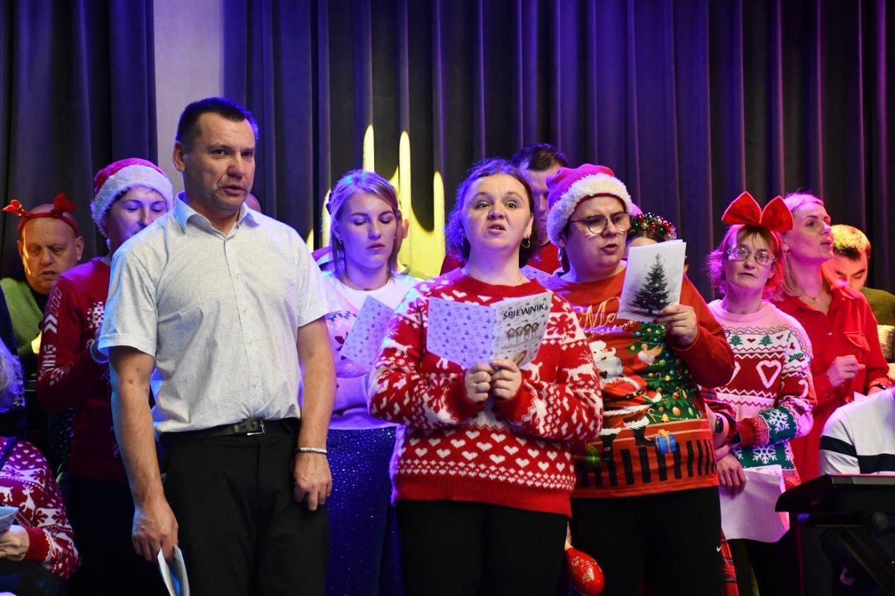 dzieci bawiące sie z mikołajem w ośrodku kultury