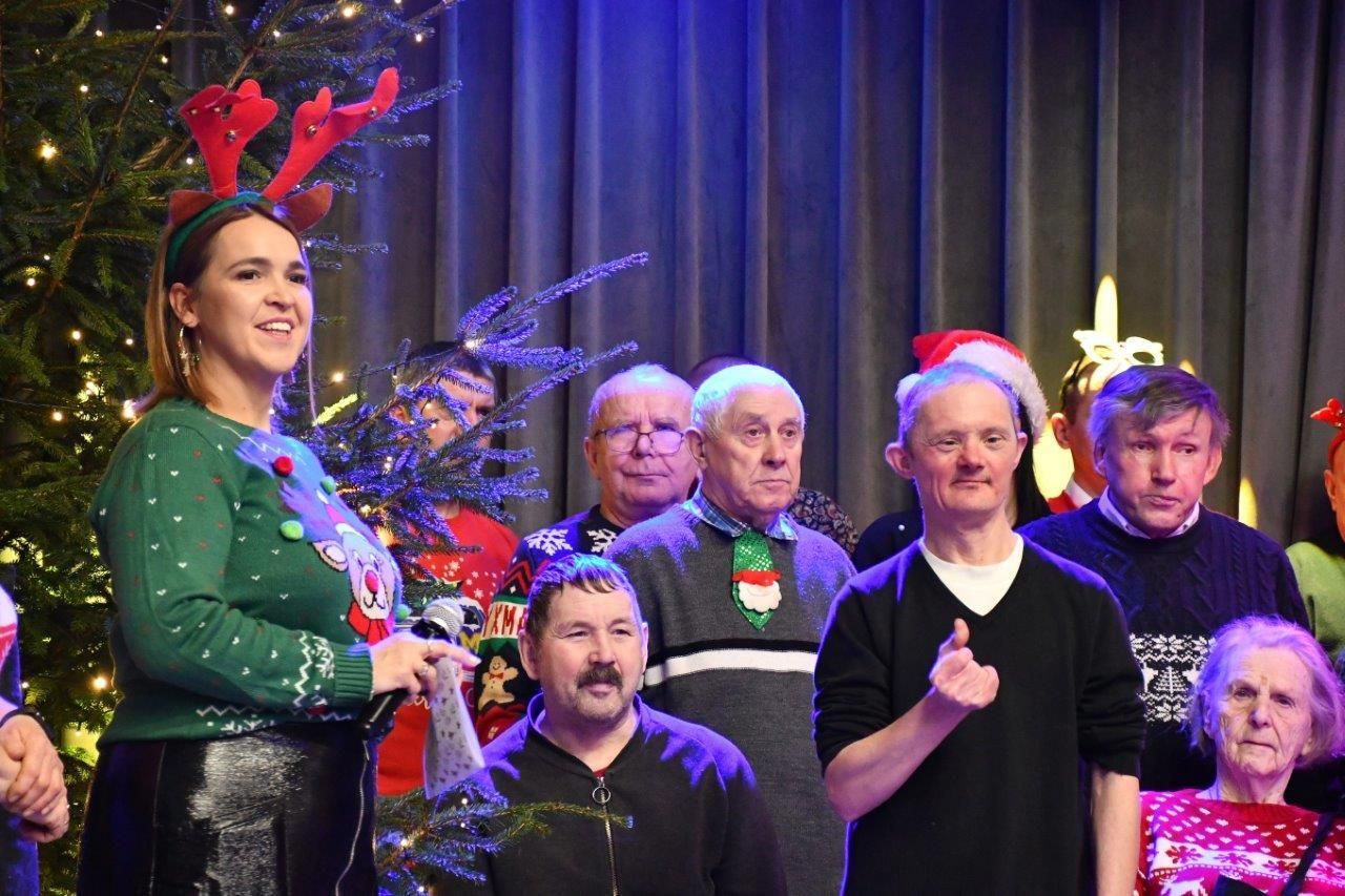 dzieci bawiące sie z mikołajem w ośrodku kultury