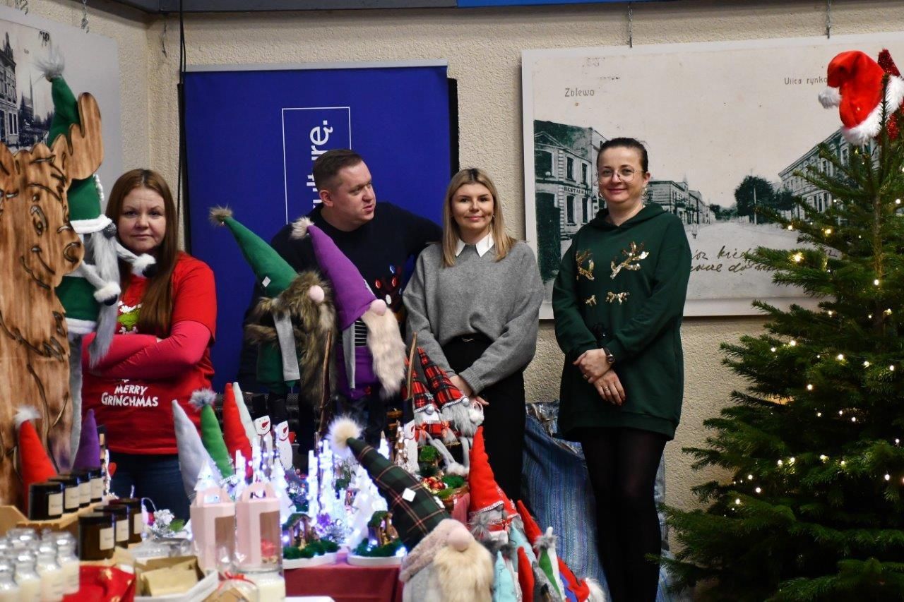 dzieci bawiące sie z mikołajem w ośrodku kultury