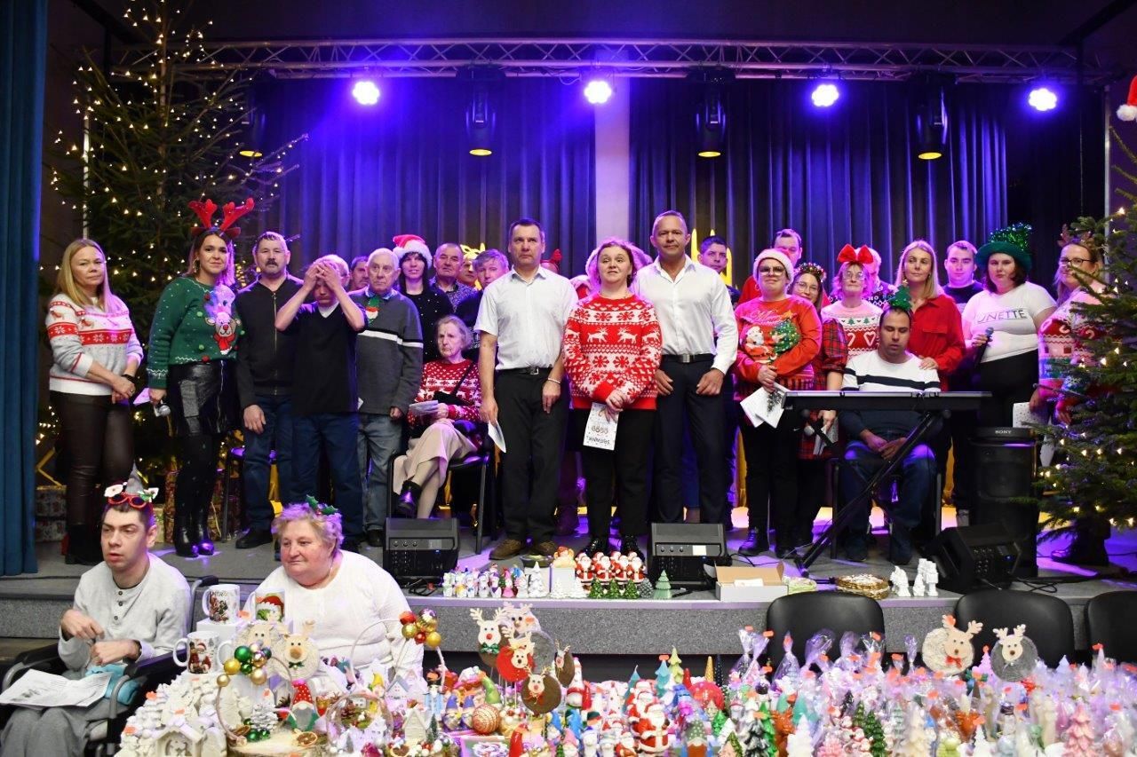 dzieci bawiące sie z mikołajem w ośrodku kultury