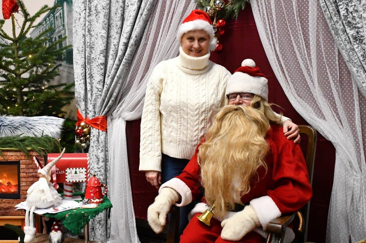 dzieci bawiące sie z mikołajem w ośrodku kultury