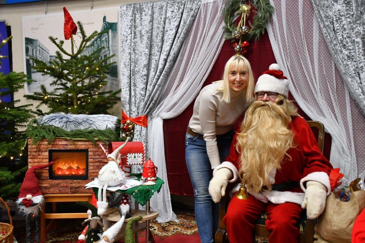 dzieci bawiące sie z mikołajem w ośrodku kultury