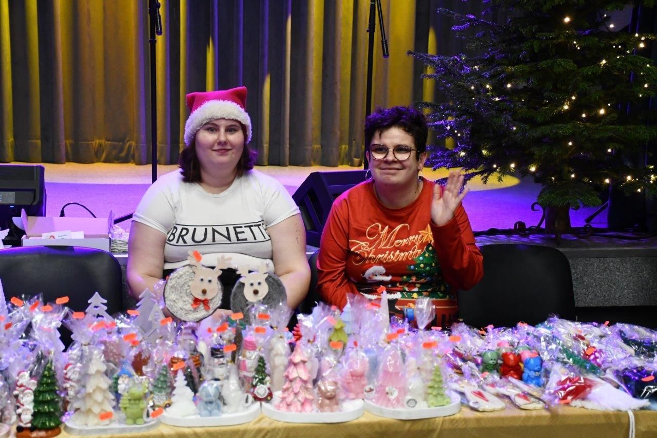 dzieci bawiące sie z mikołajem w ośrodku kultury