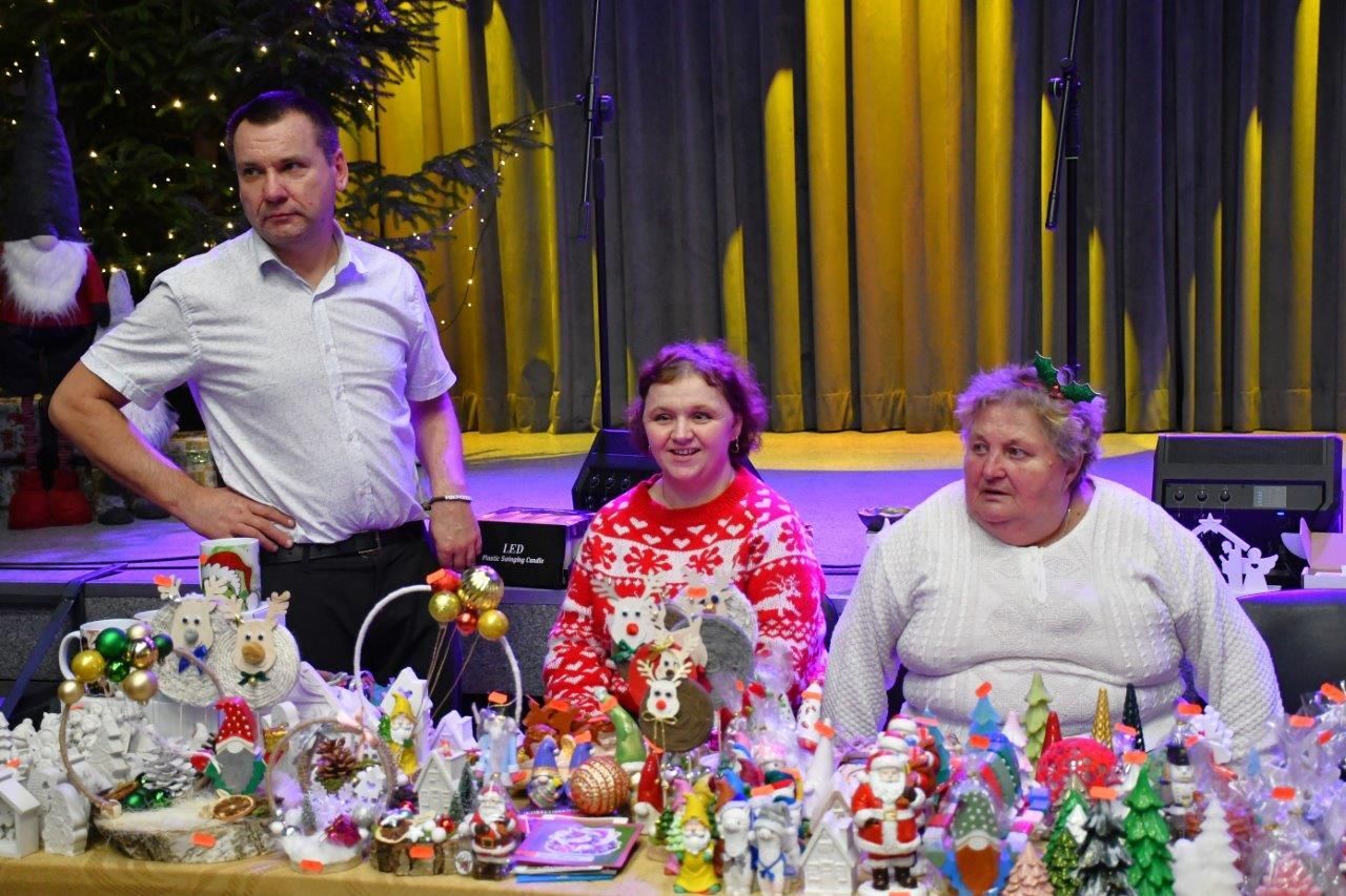 dzieci bawiące sie z mikołajem w ośrodku kultury