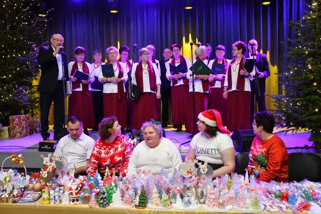 dzieci bawiące sie z mikołajem w ośrodku kultury