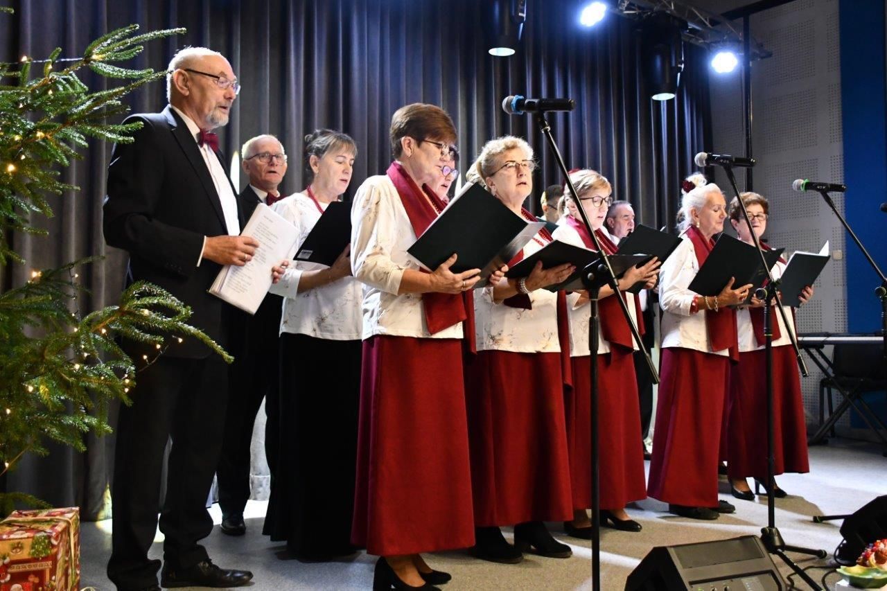 dzieci bawiące sie z mikołajem w ośrodku kultury