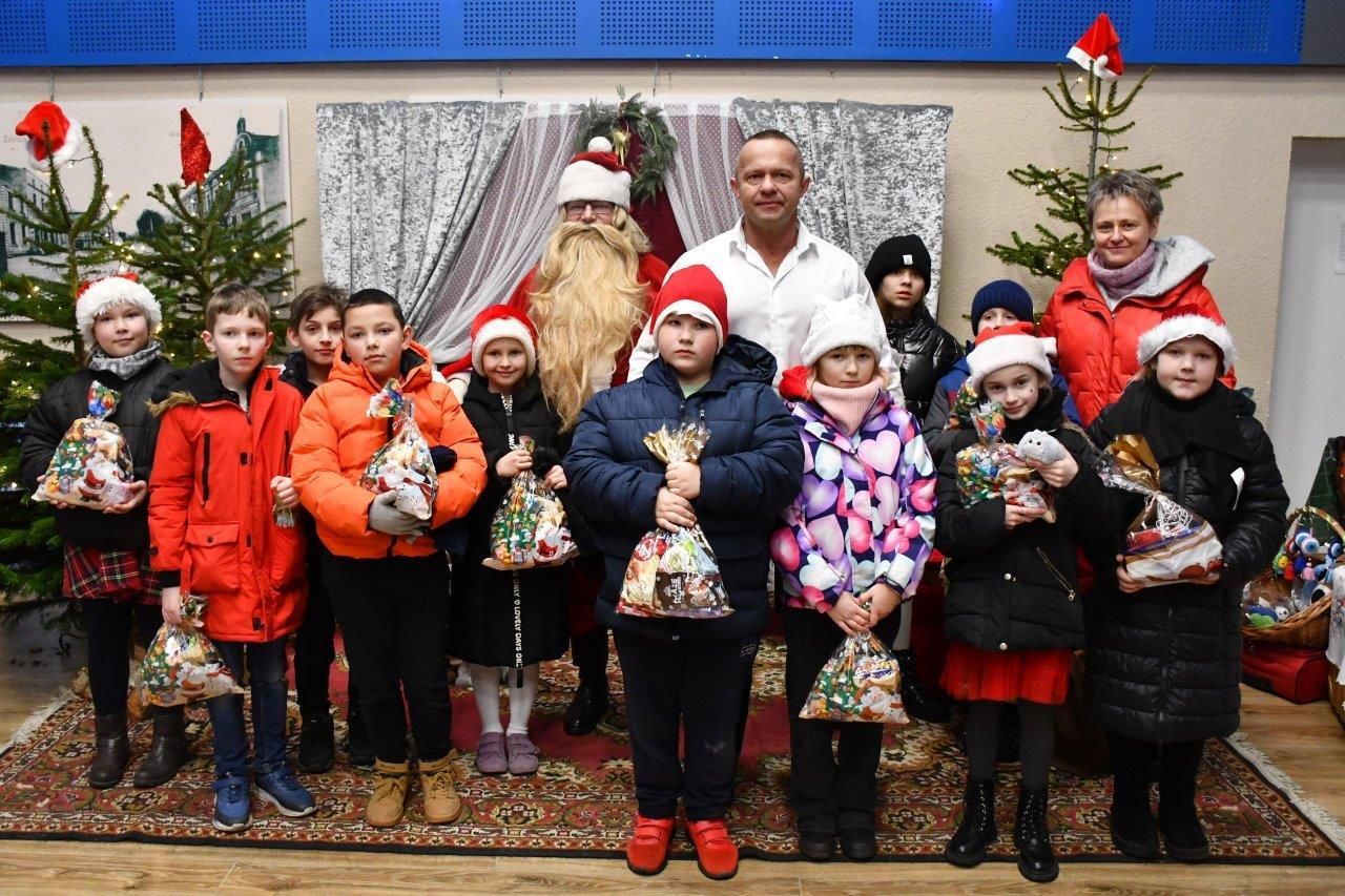 dzieci bawiące sie z mikołajem w ośrodku kultury