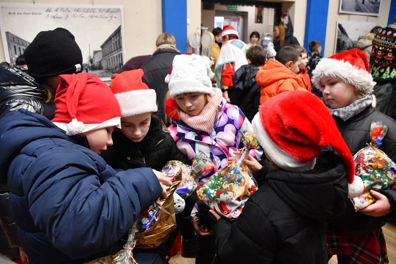 dzieci bawiące sie z mikołajem w ośrodku kultury