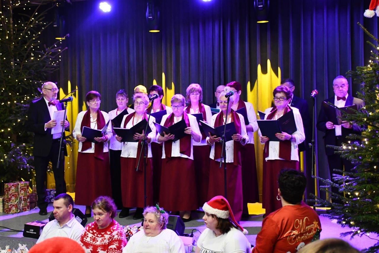 dzieci bawiące sie z mikołajem w ośrodku kultury