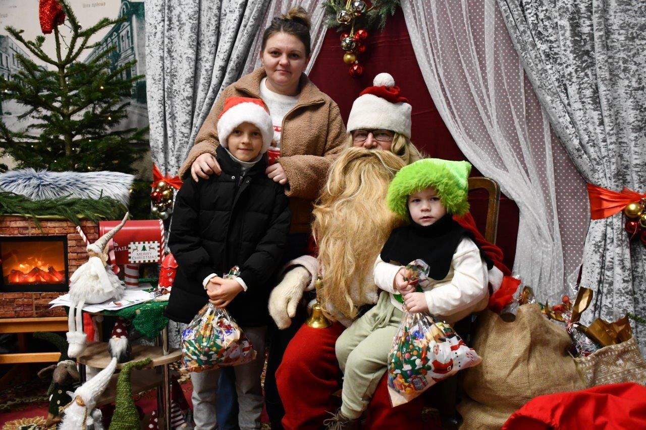 dzieci bawiące sie z mikołajem w ośrodku kultury