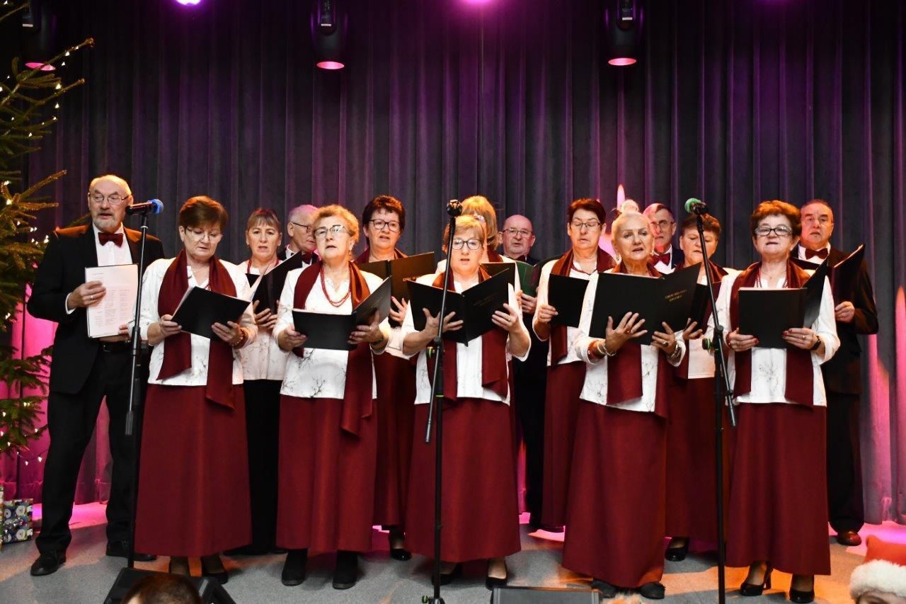 dzieci bawiące sie z mikołajem w ośrodku kultury