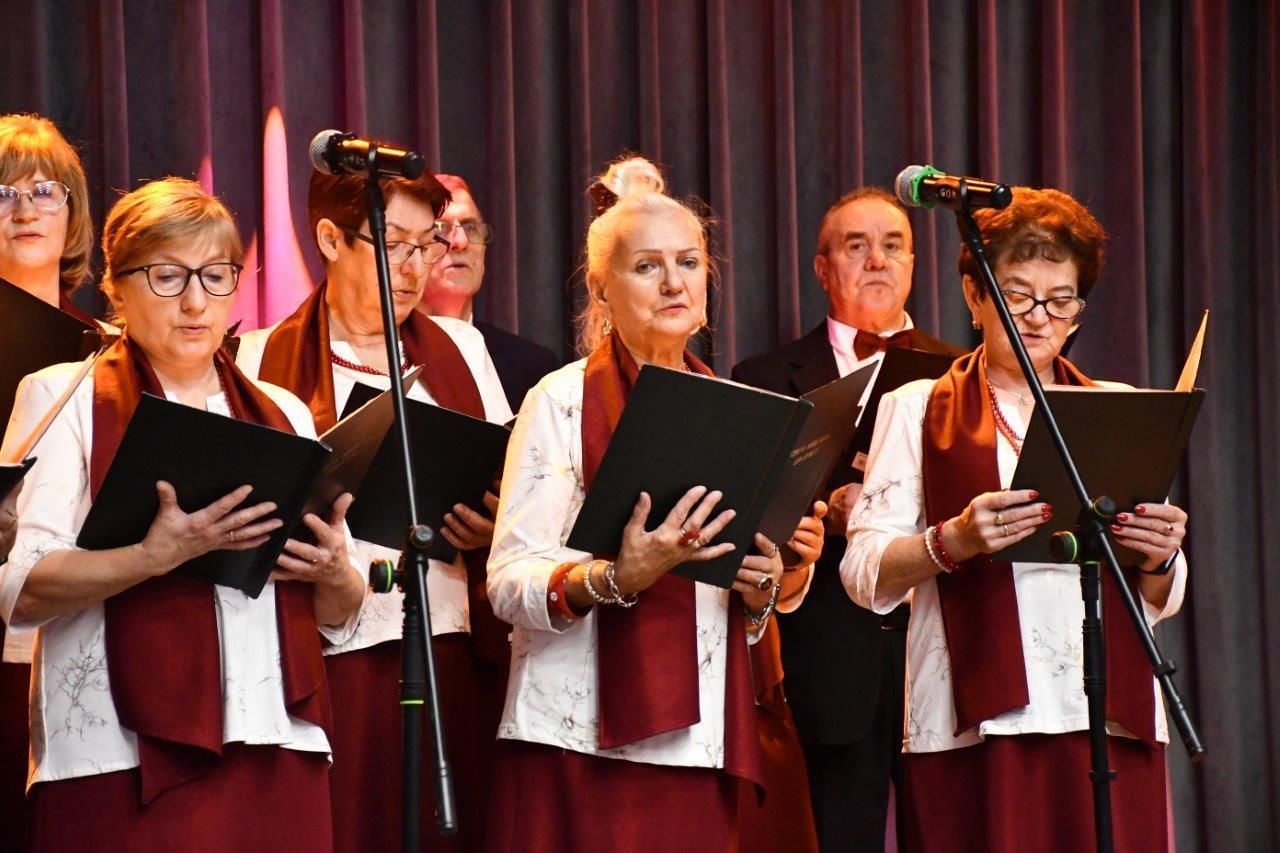 dzieci bawiące sie z mikołajem w ośrodku kultury