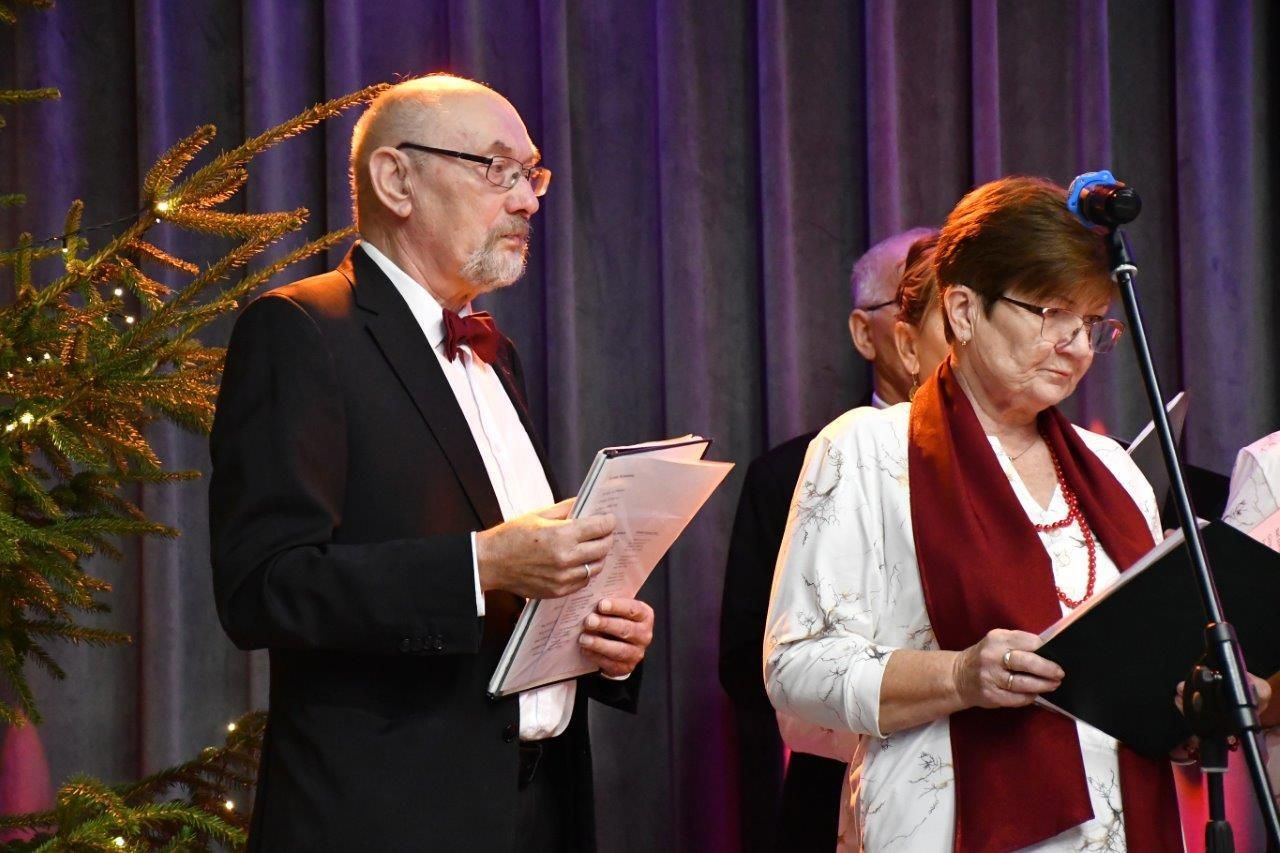 dzieci bawiące sie z mikołajem w ośrodku kultury