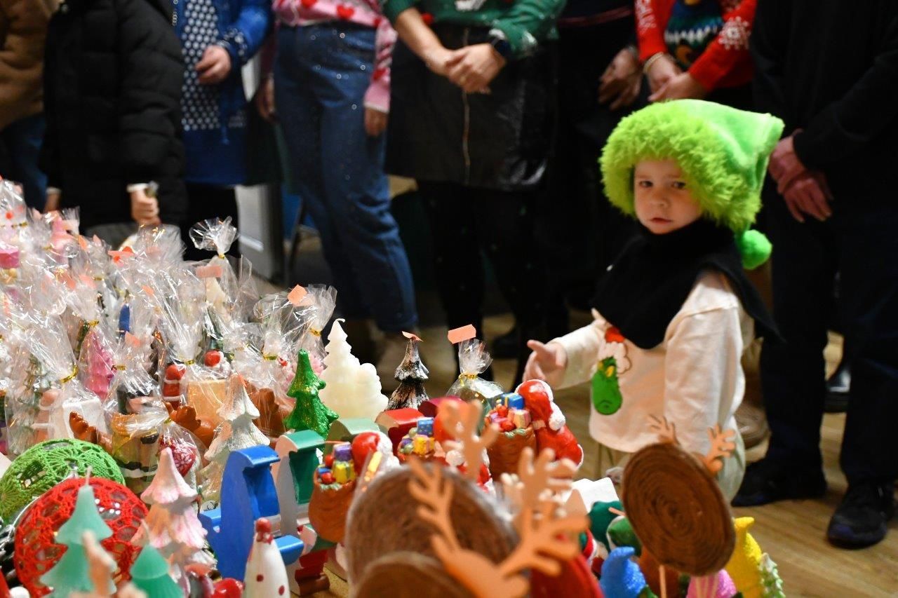 dzieci bawiące sie z mikołajem w ośrodku kultury