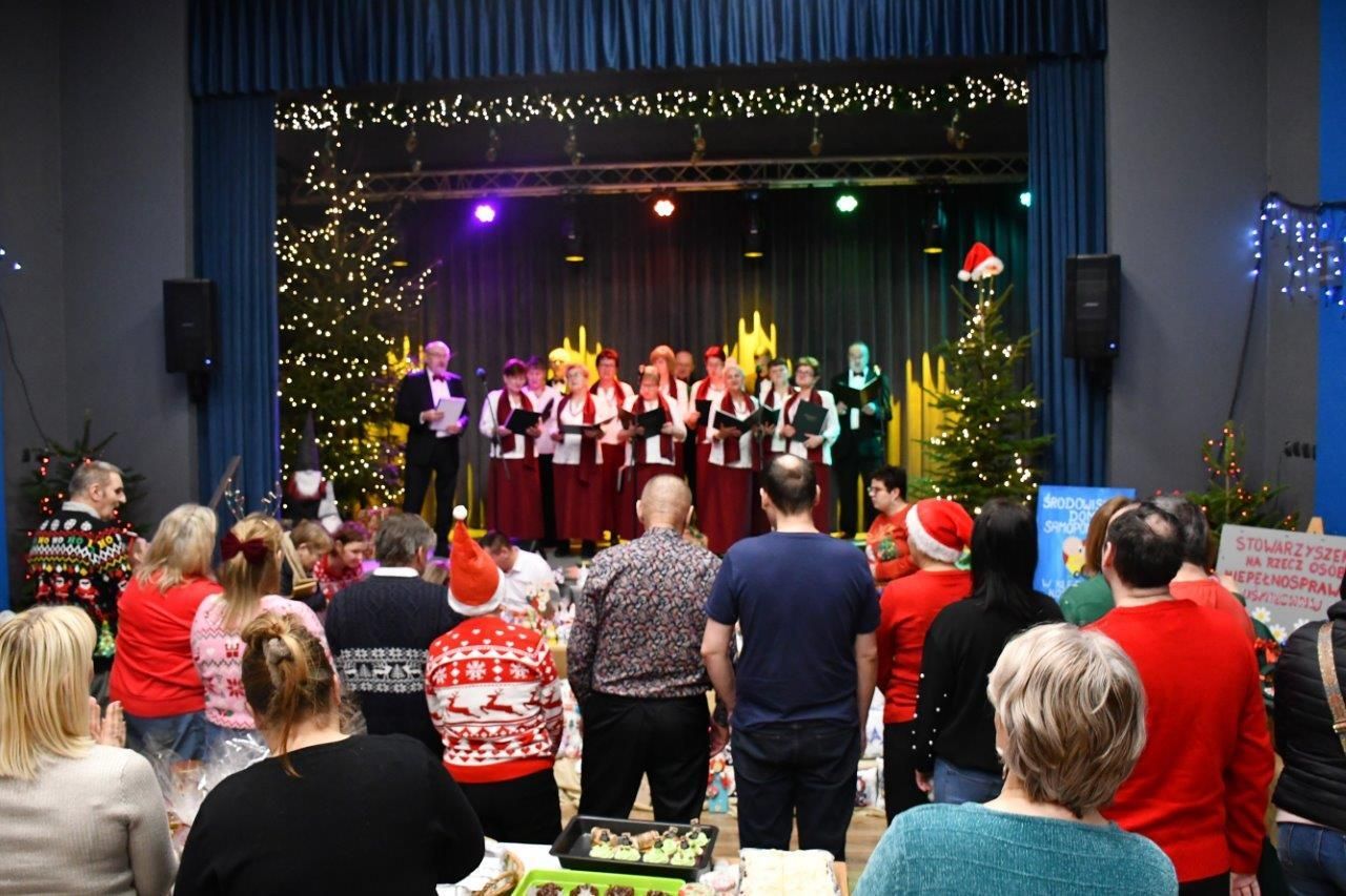 dzieci bawiące sie z mikołajem w ośrodku kultury