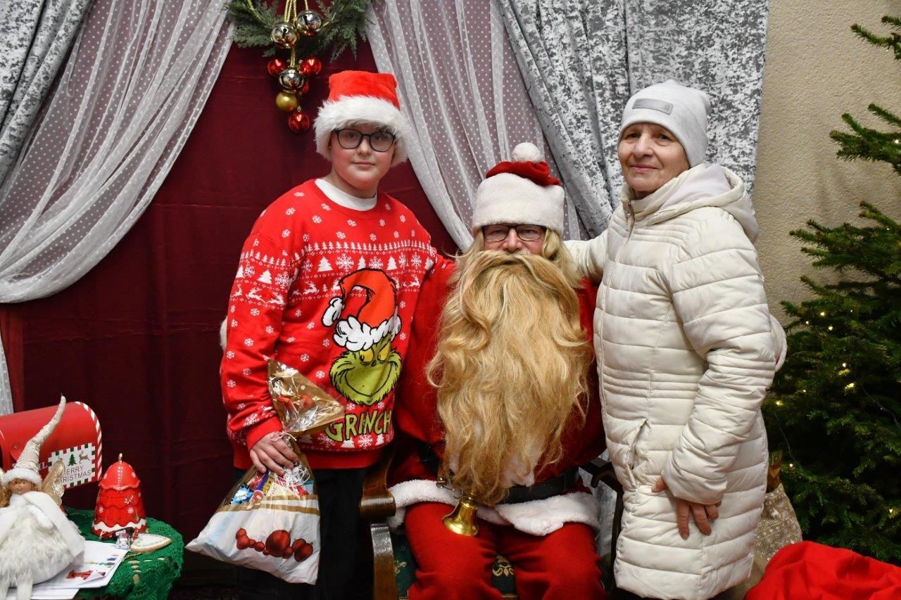 dzieci bawiące sie z mikołajem w ośrodku kultury