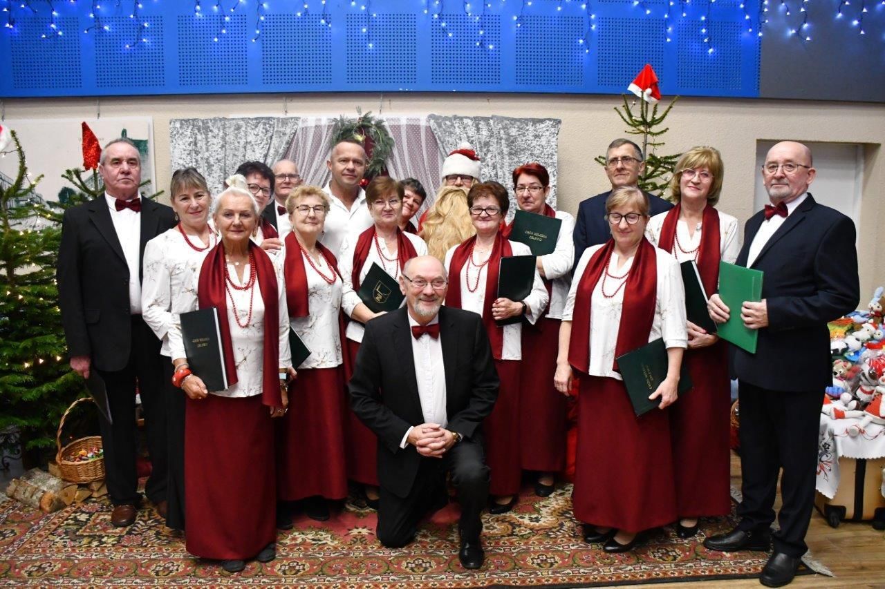 dzieci bawiące sie z mikołajem w ośrodku kultury