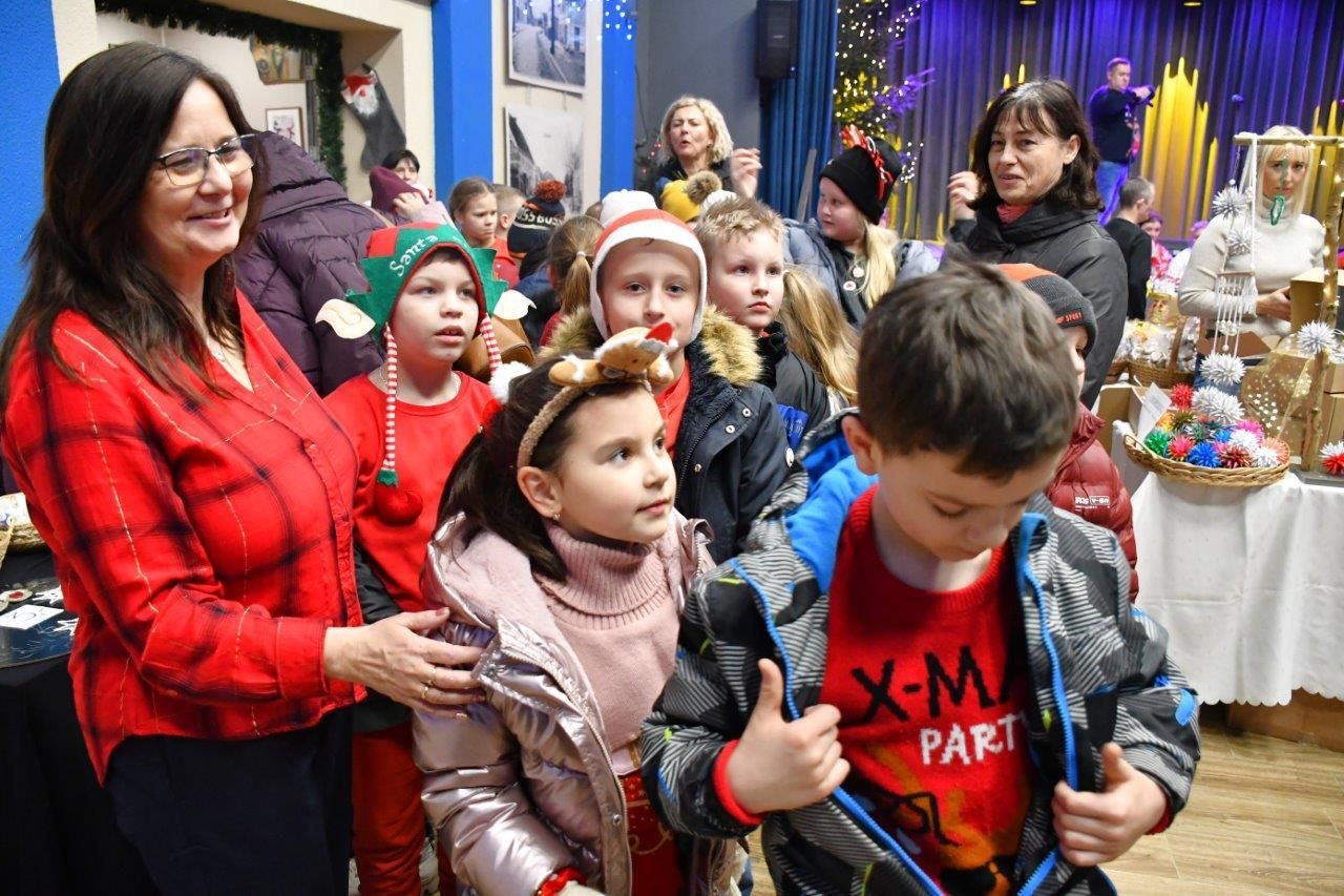 dzieci bawiące sie z mikołajem w ośrodku kultury