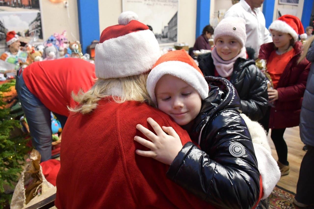 dzieci bawiące sie z mikołajem w ośrodku kultury