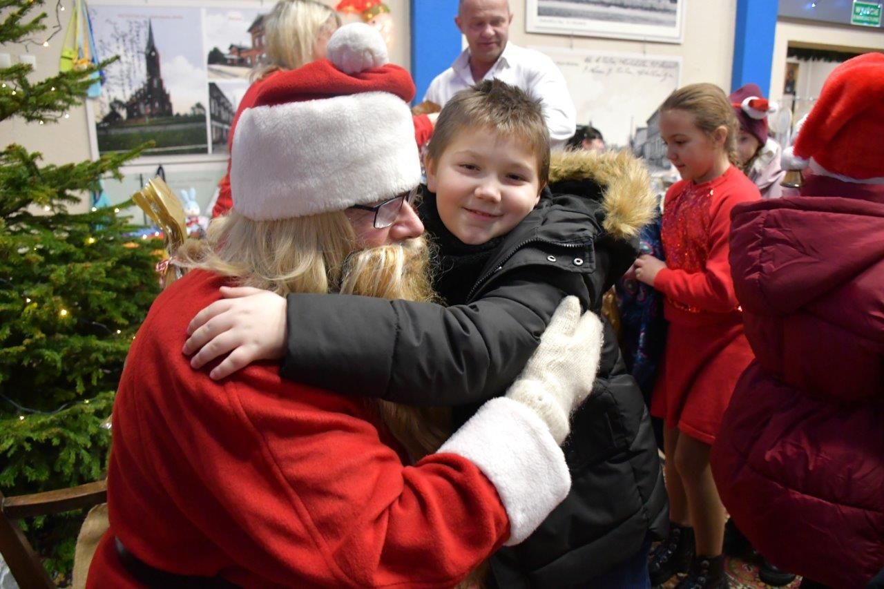 dzieci bawiące sie z mikołajem w ośrodku kultury