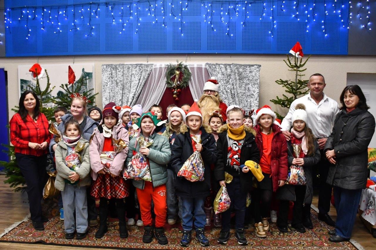 dzieci bawiące sie z mikołajem w ośrodku kultury