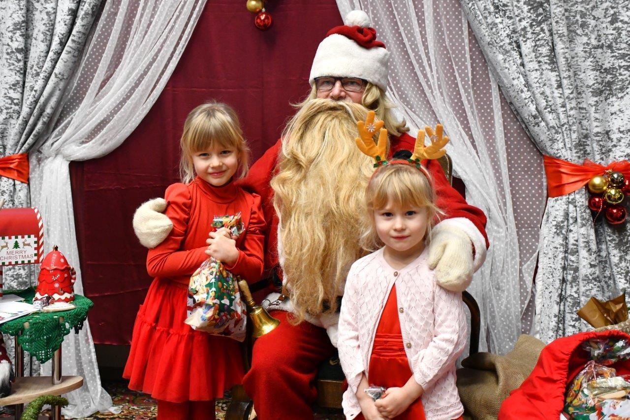 dzieci bawiące sie z mikołajem w ośrodku kultury