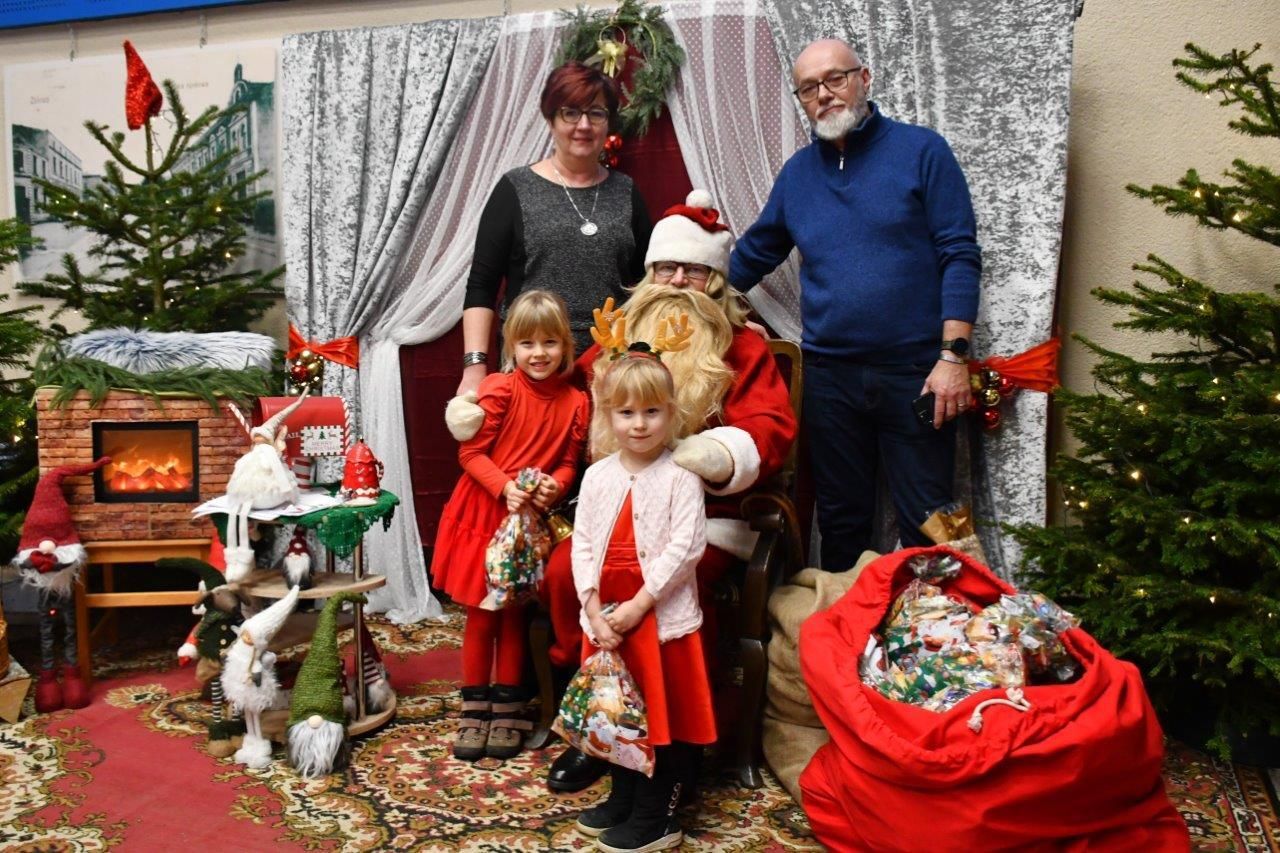 dzieci bawiące sie z mikołajem w ośrodku kultury