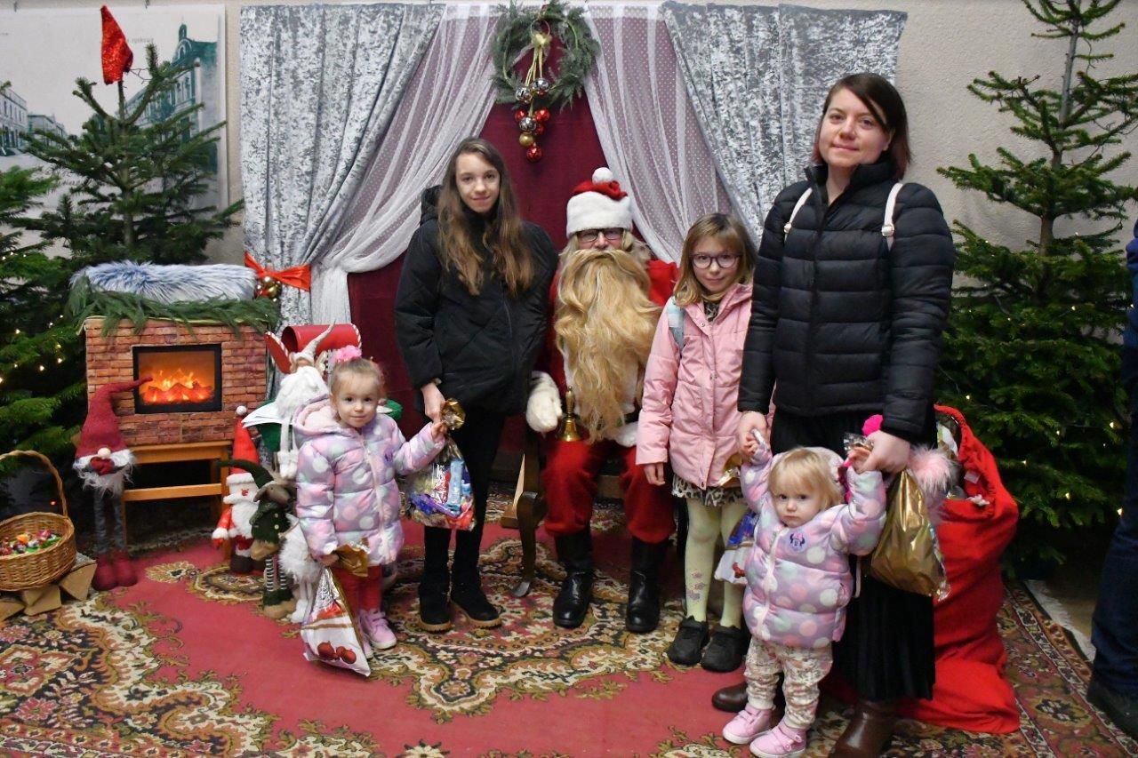 dzieci bawiące sie z mikołajem w ośrodku kultury